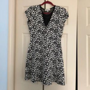 Ladies cute black/white dress.